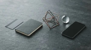 Karta płatnicza bez oznaczeń i neutralna metalowa konstrukcja na ciemnym blacie
